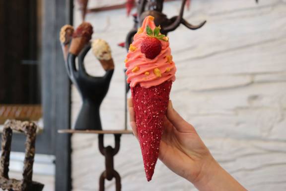 giapo-v1.jpg Ice cream in a cone