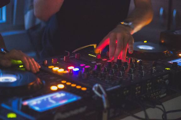 DJ.jpg DJ