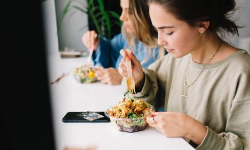 People eating poke bowl